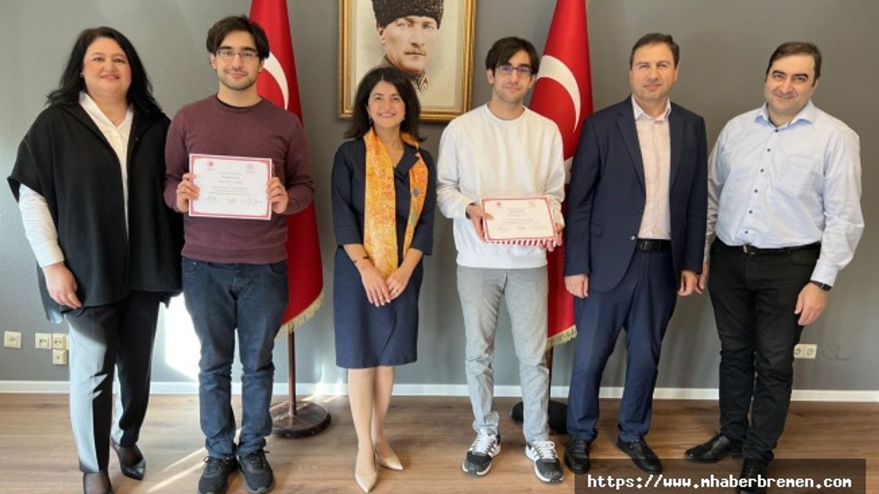 Türk gençleri okulu en iyi dereceyle bitirdiler