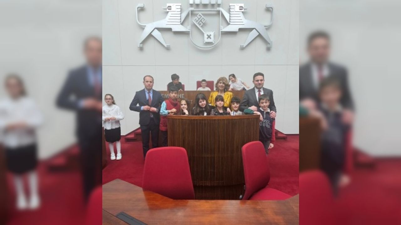 Bremen'de çocuklar meclis binasını gezdi