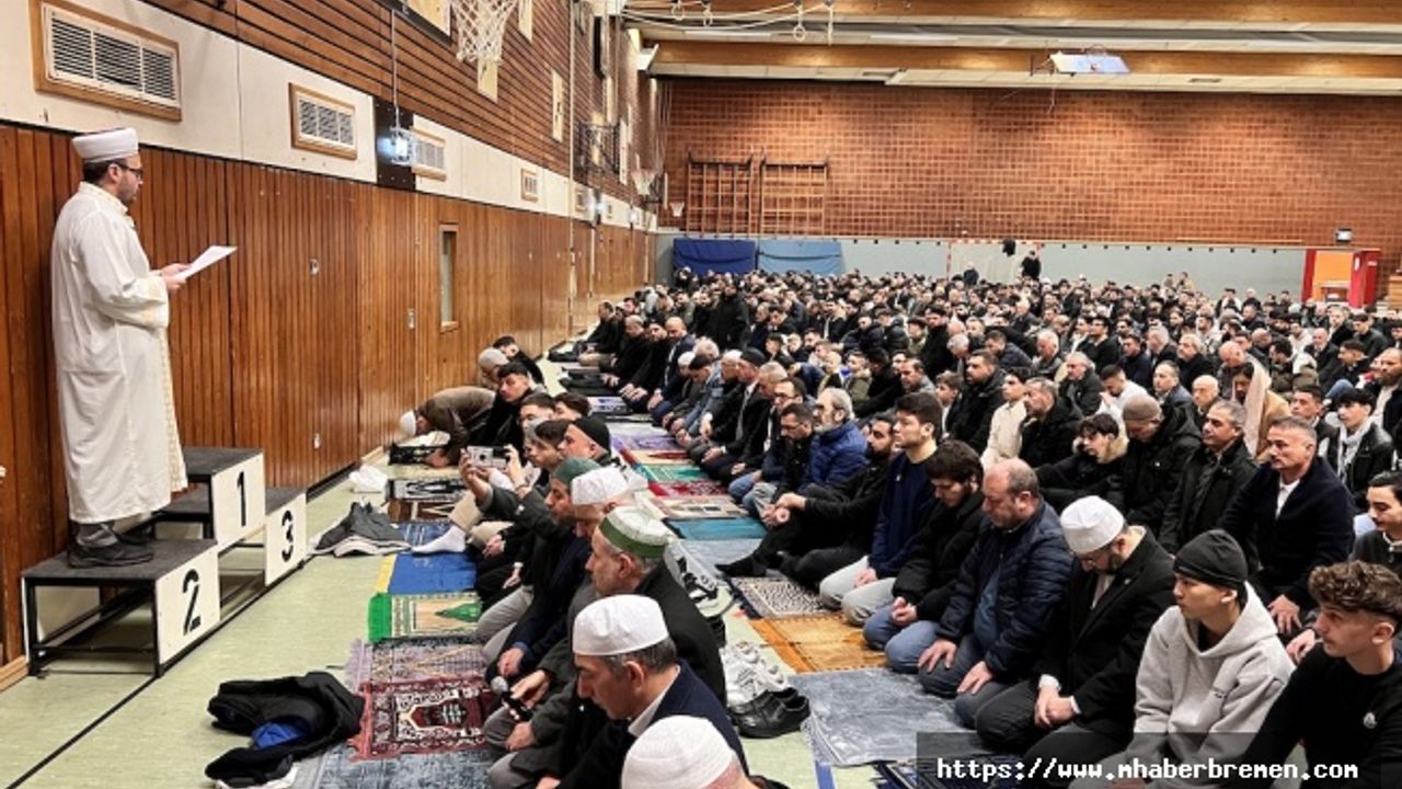 Delmenhorst Ramazan Bayramı Namazını Stadion Halle'de Kılındı