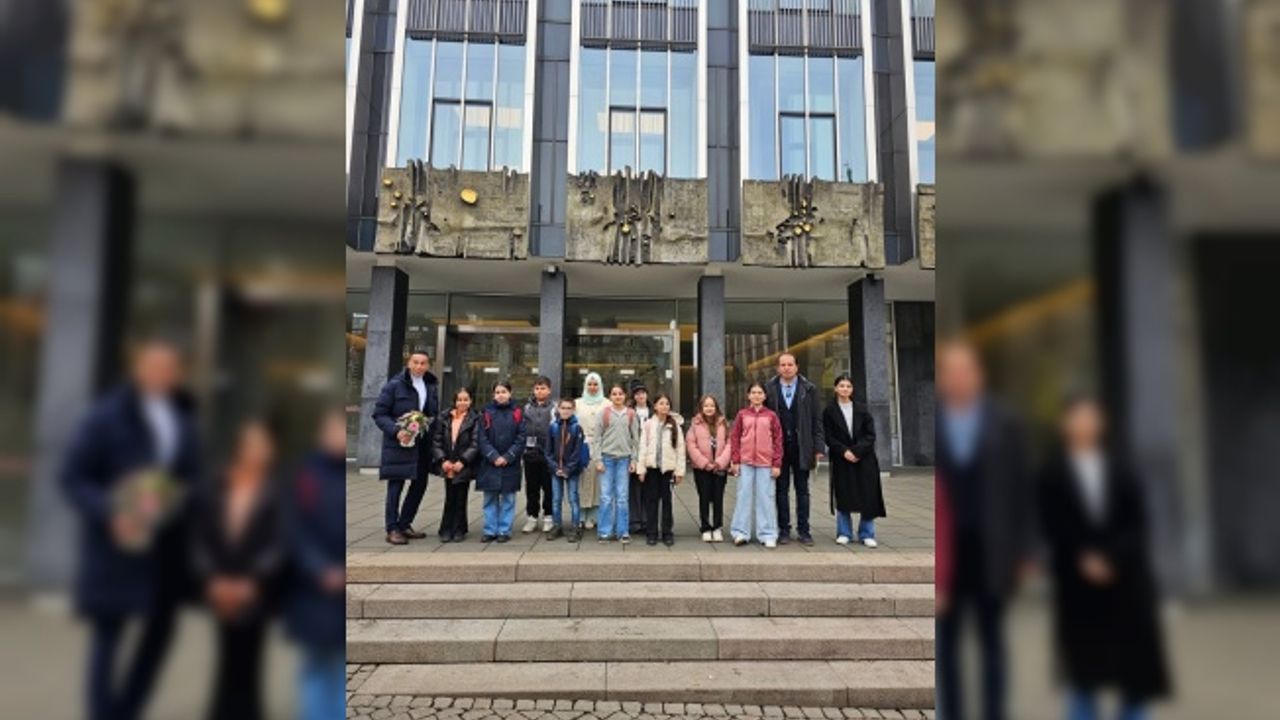 Bremen'de 23 Nisan Coşkusu: Minikler Bremen Meclisini Gezdiler
