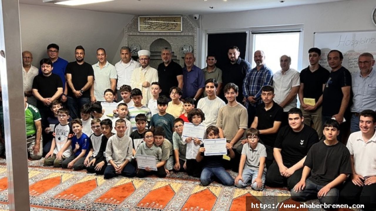Delmenhorst Mevlana Camii’nde Veda ve Öğrencilere Takdir Töreni