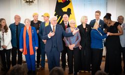 Steinmeier 20 Gönüllüye Liyakat Nişanı Verdi
