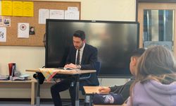 Konsolos Musab Akdeniz Çocuklara Kitap Okudu