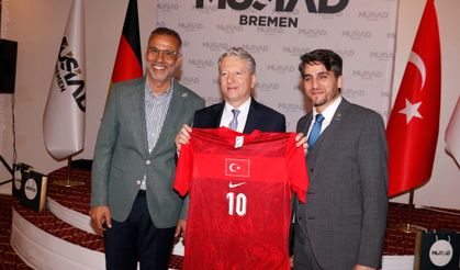 Başkonsolosa Ay-Yıldızlı Forma Sürprizi
