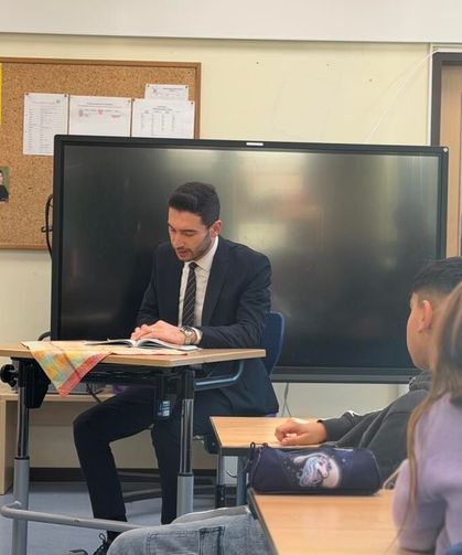 Konsolos Musab Akdeniz Çocuklara Kitap Okudu