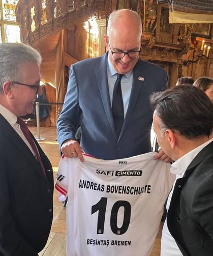 Bremen Belediye Başkanına Beşiktaş Forması Sürprizi
