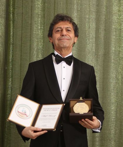 Ünlü Yazar Akif Manaf’a 2025 International Peace Prize Ödülü Verildi