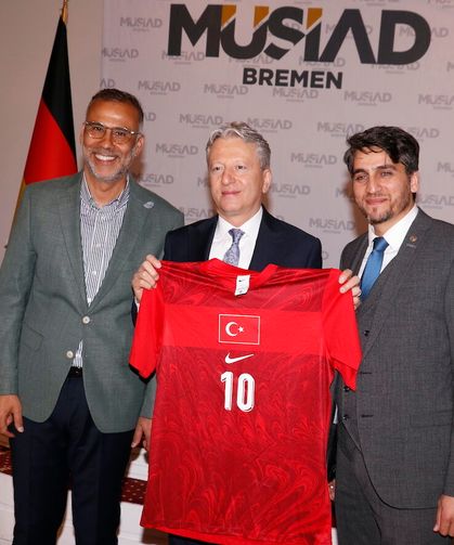 Başkonsolosa Ay-Yıldızlı Forma Sürprizi