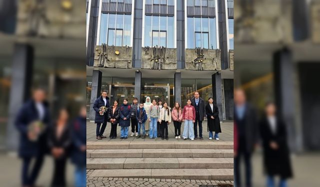 Bremen'de 23 Nisan Coşkusu: Minikler Bremen Meclisini Gezdiler