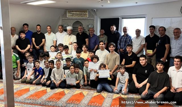 Delmenhorst Mevlana Camii’nde Veda ve Öğrencilere Takdir Töreni