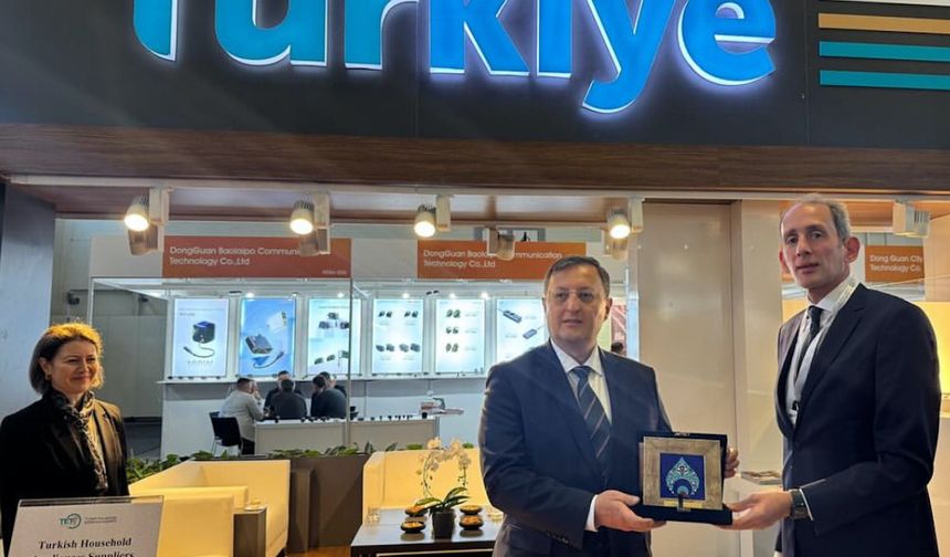 Büyükelçi Turan IFA fuarını gezdi