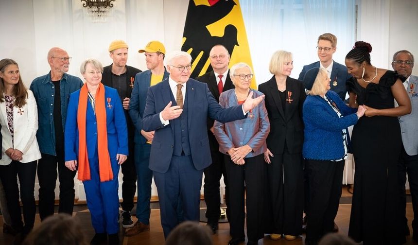 Steinmeier 20 Gönüllüye Liyakat Nişanı Verdi