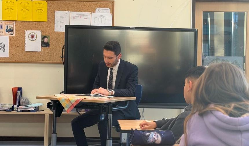 Konsolos Musab Akdeniz Çocuklara Kitap Okudu