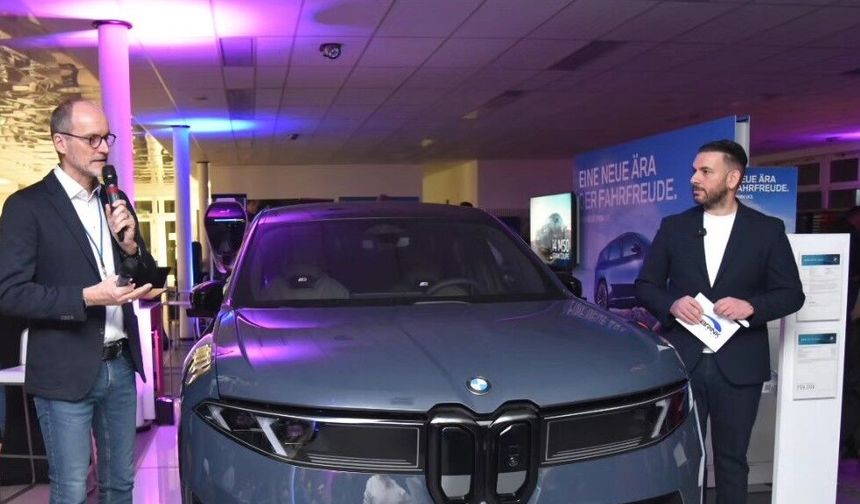 Bremen'de BMW’nin yeni elektrikli aracı tanıtıldı