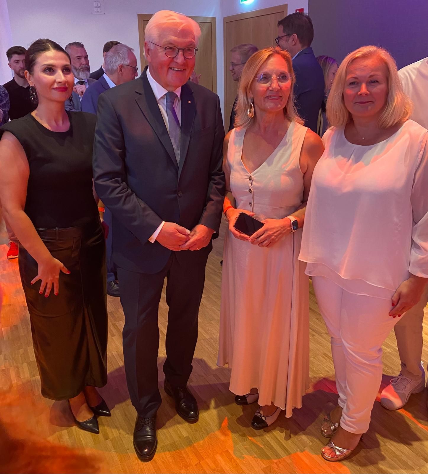 Koro Şefi Nurcan Başpınar, Cumhurbaşkanı Frank Walter Steinmeier, Koro Kurucusu Ve Yöneticisi Güngör Yılmaz, Koro Yk Üyesi Arzu Caba (Soldan Sağa)